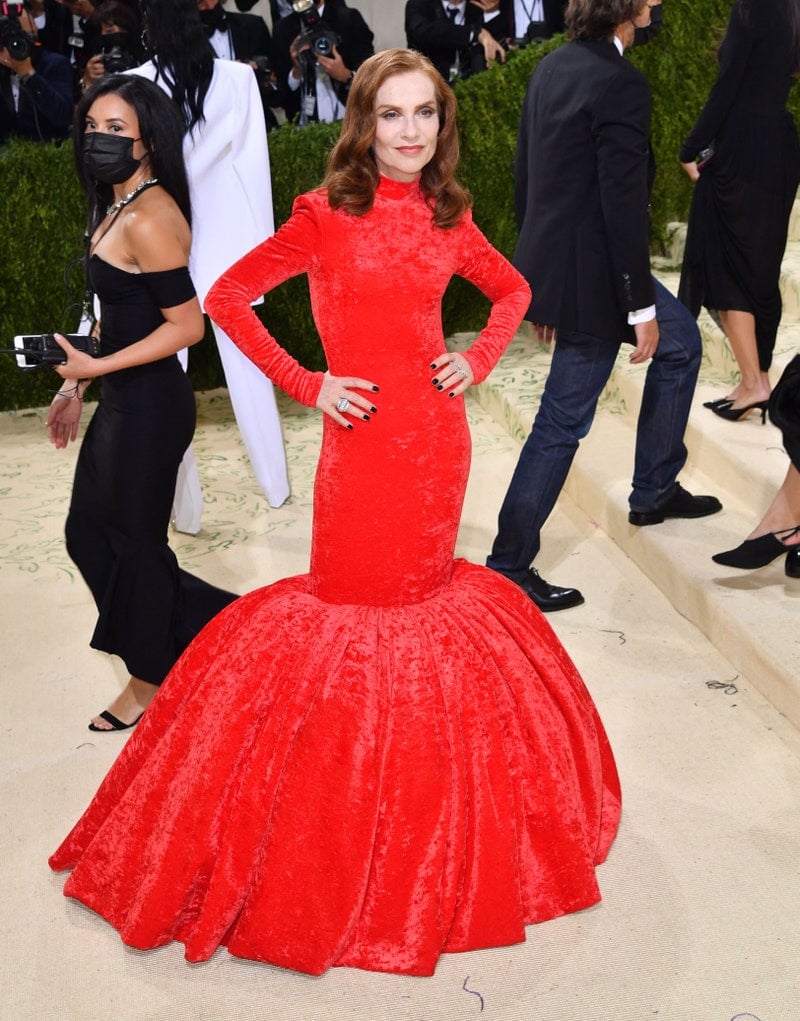 Dù lớn tuổi nhưng bà không hề ngại mặc đồ màu nổi, bộ váy đỏ nổi bần bật của Balenciaga tại Met Gala là ví dụ điển hình.