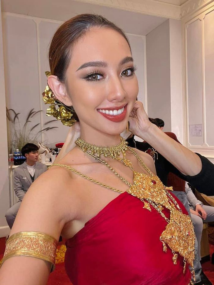 Thùy Tiên từng rạng rỡ khoe sắc trong trang phục truyền thống của Thái Lan. Không thể phủ nhận cô rất hợp với các phụ kiện nạm vàng đặc trưng của đất nước này.