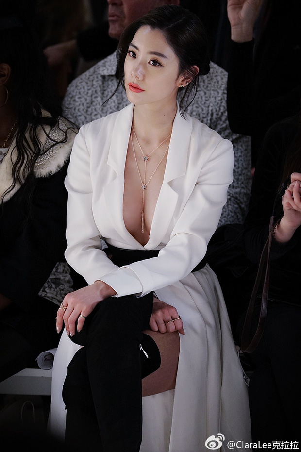 Được mệnh danh là 'quả bom sex xứ Hàn' nên việc Clara quyến rũ thế này là điều cô cùng dễ hiểu. Dù diện trang phục màu trắng đen đơn giản nhưng vóc dáng sexy nghẹt thở của người đẹp giúp cô chưa bao giờ bị lép vế.