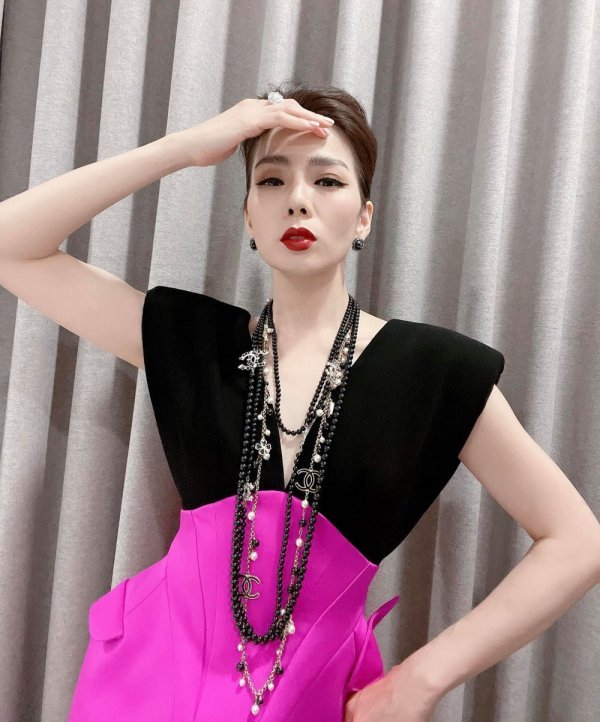 Chiếc váy tone hồng đen này của Lệ Quyên không xấu nhưng cách phối hợp phụ kiện vòng cổ rườm rà khiến outfit của cô bị đánh giá rối mắt, kém sang.