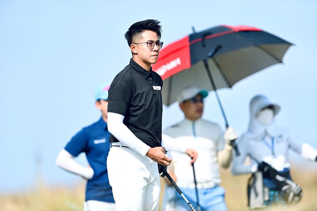 Cả Matt Liu và Hương Giang đều lựa chọn thời trang đánh golf vô cùng sang chảnh.
