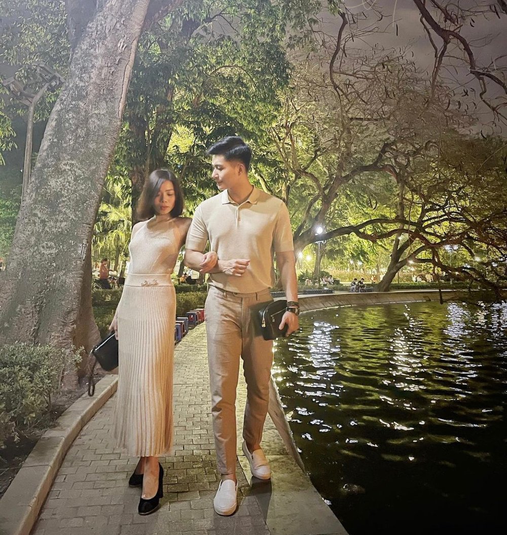 Đi dạo bờ hồ, cặp đôi cùng lựa chọn trang phục màu be nhã nhặn.