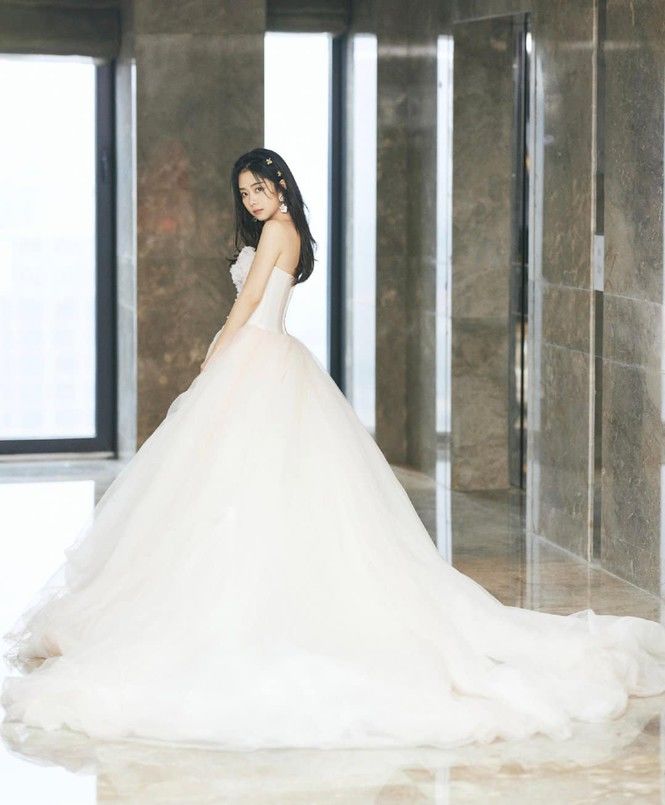 Nữ thần Cbiz so kè nhan sắc trong váy cưới: Cúc Tịnh Y được netizen 'quay xe' khen tới tấp - Ảnh 1