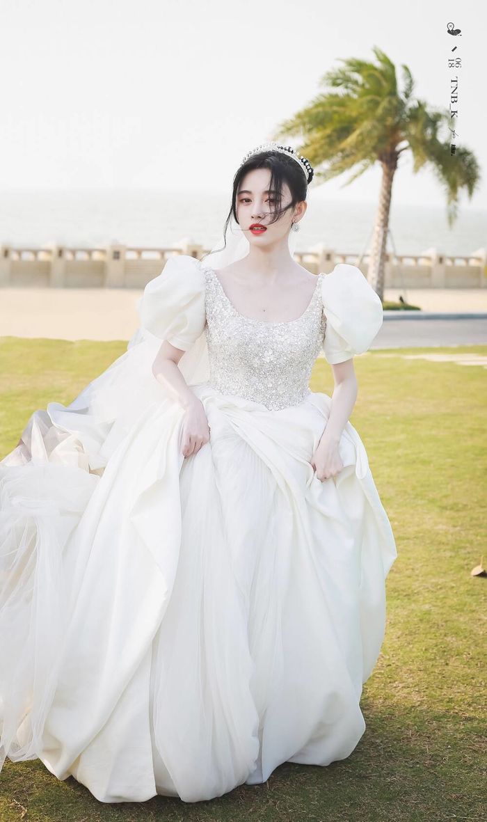 Nữ thần Cbiz so kè nhan sắc trong váy cưới: Cúc Tịnh Y được netizen 'quay xe' khen tới tấp - Ảnh 3