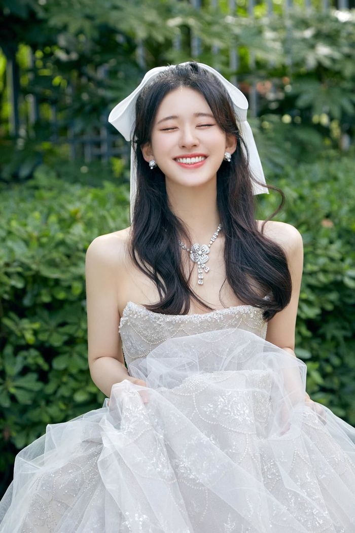 Nữ thần Cbiz so kè nhan sắc trong váy cưới: Cúc Tịnh Y được netizen 'quay xe' khen tới tấp - Ảnh 4