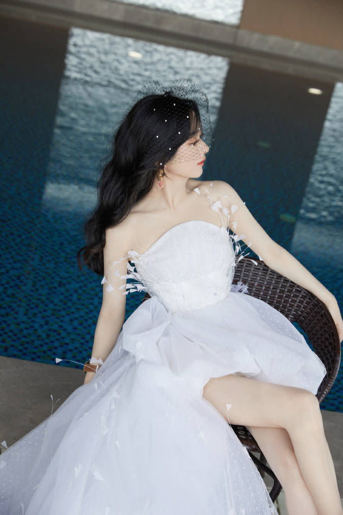 Nữ thần Cbiz so kè nhan sắc trong váy cưới: Cúc Tịnh Y được netizen 'quay xe' khen tới tấp - Ảnh 6