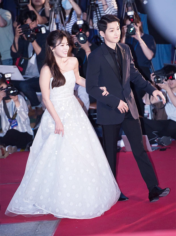 Song Hye Kyo tạo trend khắp châu Á nhưng lại diện đi diện lại một kiểu váy trên thảm đỏ - Ảnh 2