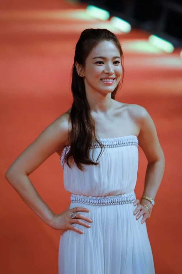 Song Hye Kyo tạo trend khắp châu Á nhưng lại diện đi diện lại một kiểu váy trên thảm đỏ - Ảnh 4