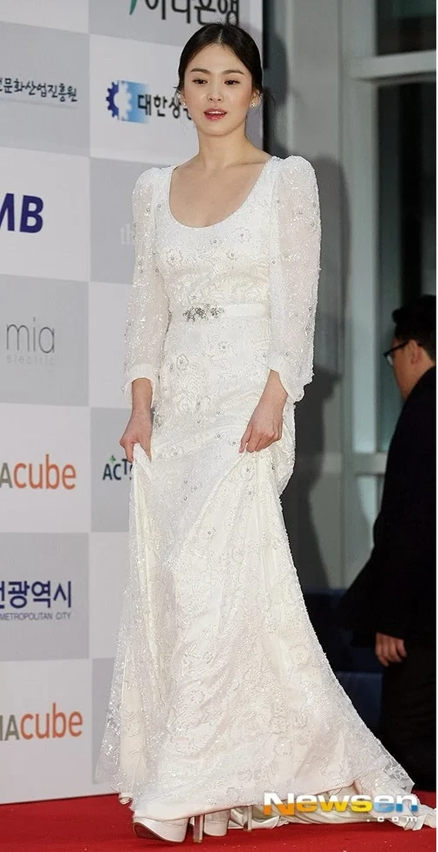 Song Hye Kyo tạo trend khắp châu Á nhưng lại diện đi diện lại một kiểu váy trên thảm đỏ - Ảnh 5