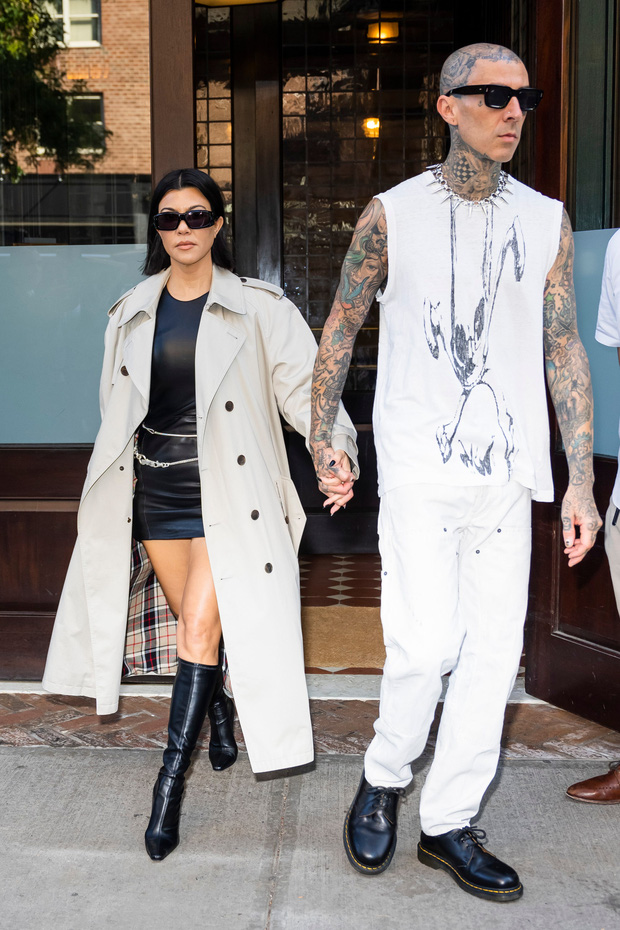 Kourtney Kardashian và Travis Barker cũng xuất hiện ấn tượng trên phố khi diện trang phục đen trắng và kính râm có kiểu dáng tương đồng. Sự lạnh lùng của Travis với những hình xăm lộ liễu hài hoà tuyệt đối với mái tóc long bob cá tính của Kourtney và khiến nhiều người không thể rời mắt.