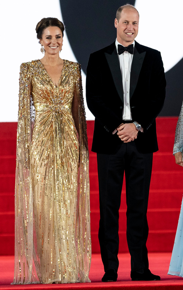 Công nương Kate Middleton đã có màn lên đồ mãn nhãn khác hẳn phong cách thời trang thanh lịch, giảm dị mọi khi. Kate diện mẫu thiết kế đính kết lấp lánh của Jenny Packham tại buổi công chiếu thế giới của phim No Time to Die vào tháng 9. Trong khi đó, Hoàng tử William vô cùng lịch lãm trong bộ lễ phục màu đen sang trọng.