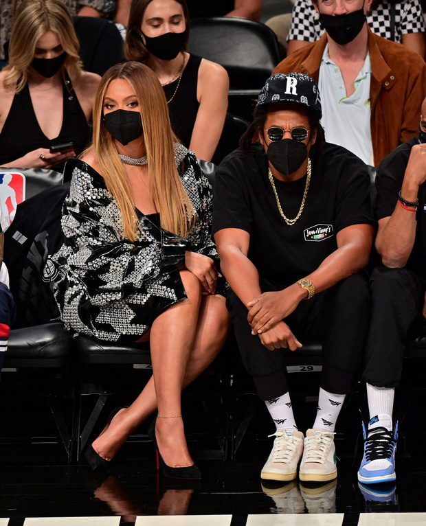 Xuất hiện trên khán đài trận bóng rổ tại Brooklyn, cặp đôi Beyoncé và JAY-Z có màn lên đồ tưởng chừng trái ngược mà lại hợp cạ vô cùng. Trong khi JAY-Z ăn mặc giản dị với áo phông đen và quần dài thì Beyoncé lại gợi cảm trong một chiếc váy bodycon và áo khoác đính đá lấp lánh.