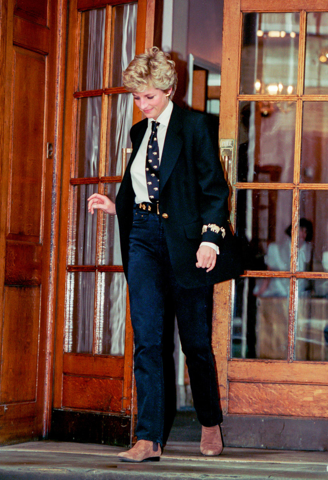 Công nương Diana vô cùng cá tính khi diện đồ menswear. Để nổi bật khí chất mạnh mẽ, bà đã nhấn nhá chiếc bằng chiếc cà vạt đầy phong cách kết hợp cùng giày ống khói bằng da lộn. Tưởng là không ăn khớp nhau nhưng tổng thể outfit của Công nương Diana vẫn vô cùng hút mắt.