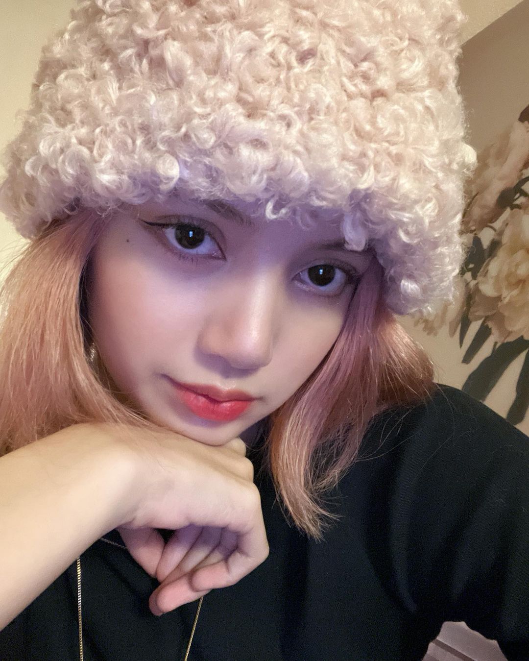 Lisa (BLACKPINK) cũng vô cùng ưu ái item vừa cá tính, vừa ấm áp này khi đông về. Nhưng cô nàng lại sở hữu thiết kế mũ lông sợi to có 1-0-2, mô tả mái tóc xoăn đặc trưng của phụ nữ Hàn Quốc, kết hợp cùng tông hồng pastel ton sur ton với màu tóc thật, đem đến cho Lisa vẻ ngoài mới lạ, độc đáo.