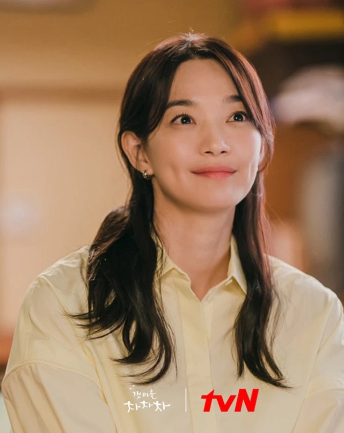 Shin Min Ah gây sốt khi vào vai nữ bác sĩ trong bộ phim Hometown cha-cha-cha.