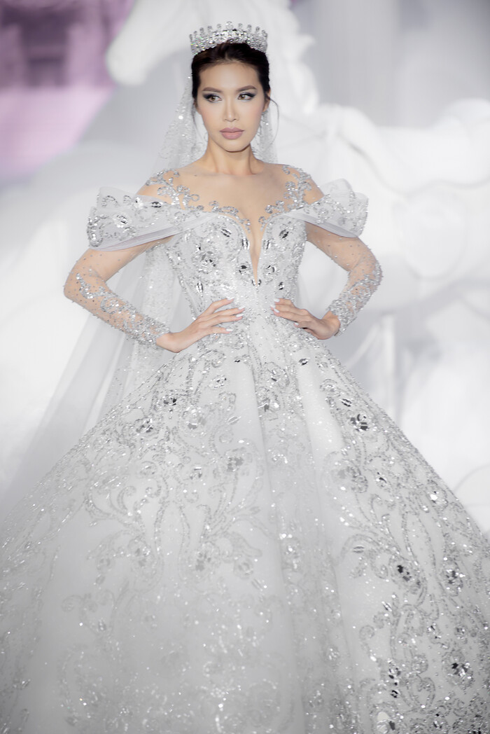 Cũng trong năm 2020, Minh Tú cũng gây chấn động khi đảm nhiệm vai trò vedette trong show diễn của NTK Chung Thanh Phong. Chiếc váy cưới có phần thân váy bồng xòe lộng lẫy, được đính kết nhiều đá phale lấp lánh khiến người đẹp lộng lẫy vô cùng.
