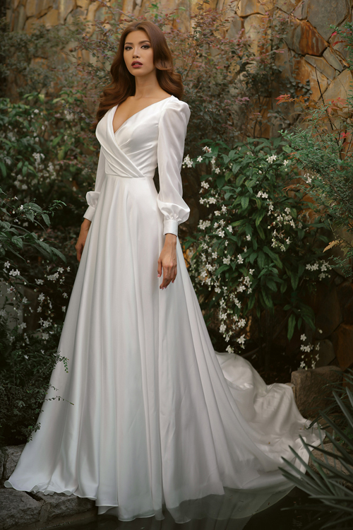 Không quá cầu kì nhưng thiết kế chiết eo và phần thân váy xòe to vẫn giúp 'cô dâu' Minh Tú nổi bật.