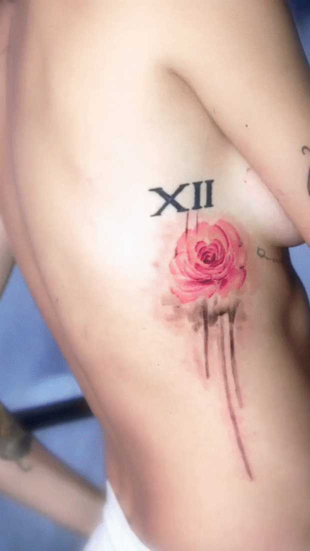 Vị trí xăm của Cara cũng vô cùng sexy, bông hoa hồng tọa ngay cạnh ngực phải của siêu mẫu.