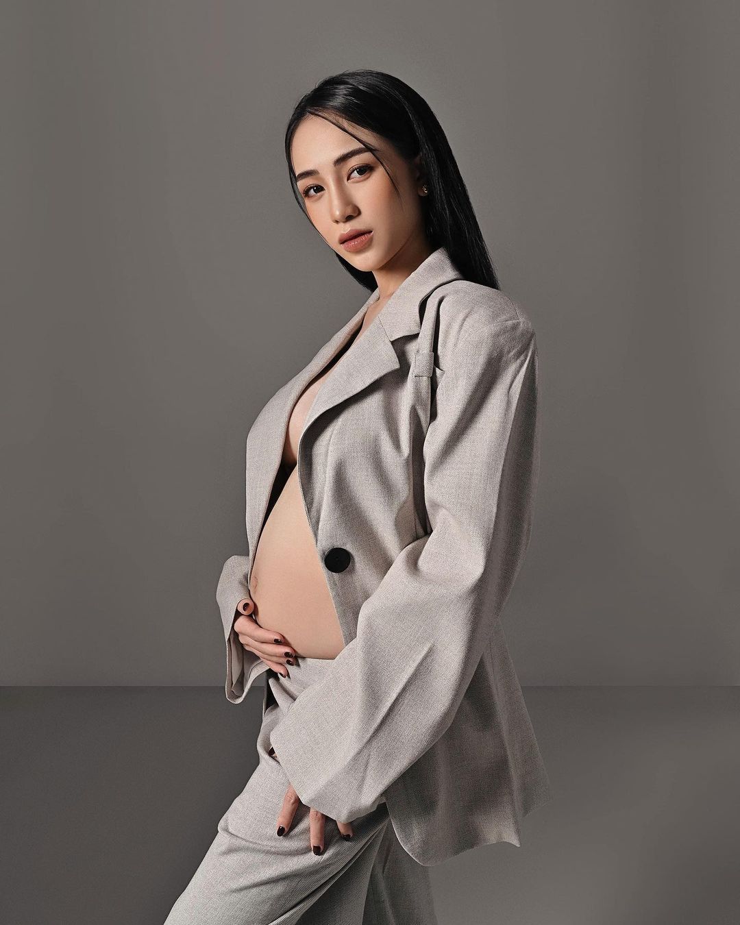 Khi mang bầu, Joyce Phạm cũng không để mình mặc xấu, còn tự tin khoe bụng trong bộ suit màu sáng.