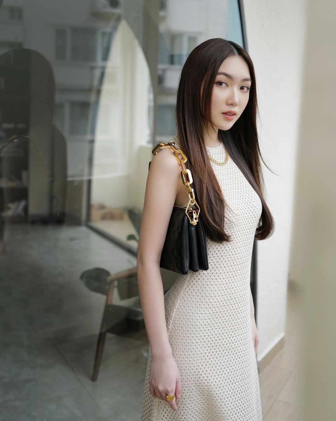 Khi diện những trang phục đơn giản, Chloe Nguyễn thường biết tạo điểm nhấn bằng phụ kiện như túi, vòng cổ để tổng thể không bị nhàm chán.