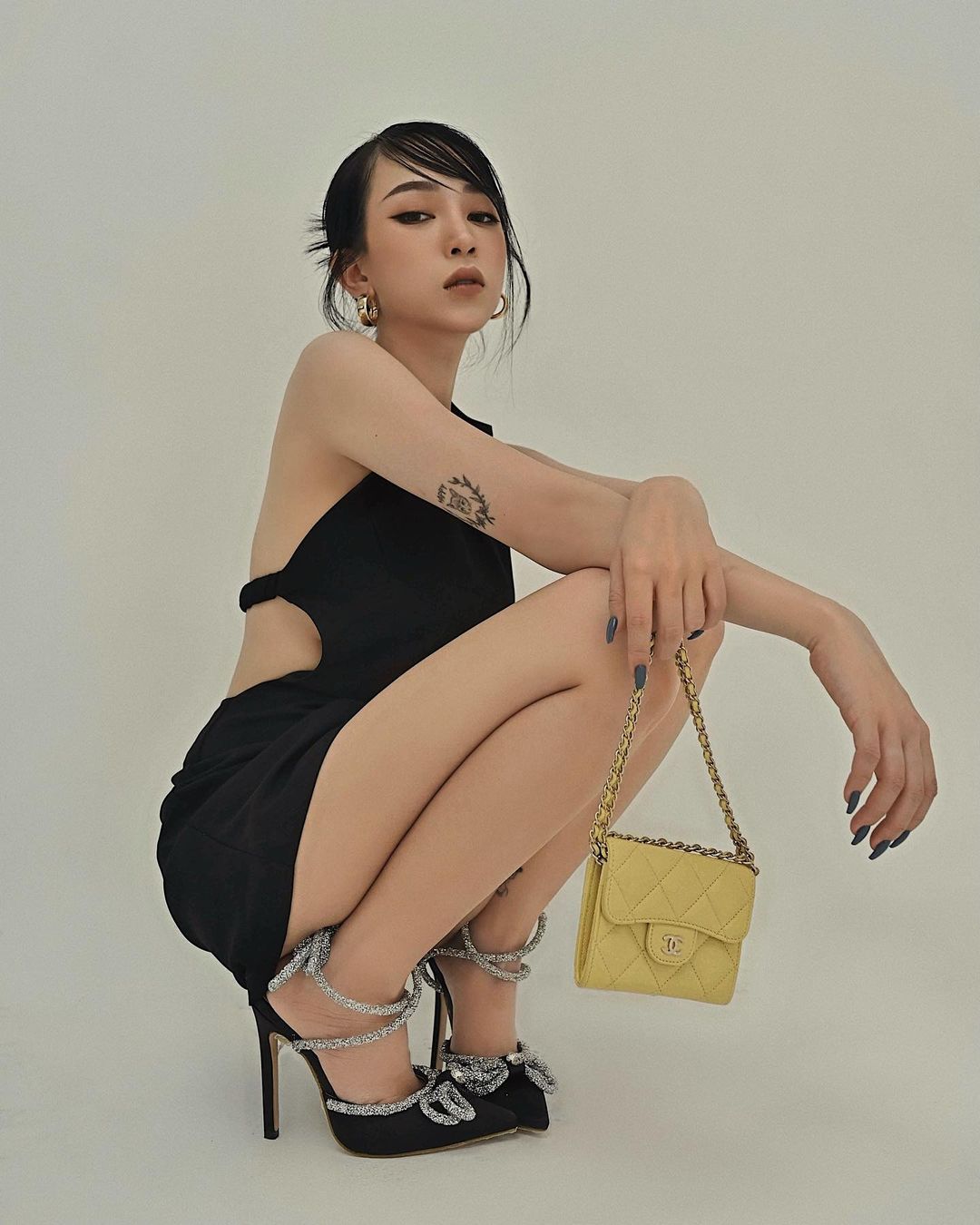 Joyce Phạm theo đuổi phong cách thời trang cá tính, quyến rũ. Cô thường xuất hiện trong những item ôm sát, tôn dáng hoặc cut xẻ táo bạo.