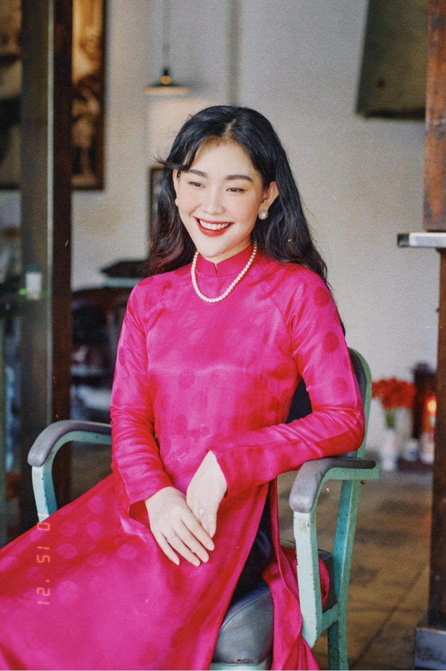 Giới trẻ Việt Nam giờ ưa chuộng việc hóa thân thành phụ nữ cổ điển, với trang phục truyền thống và màu ảnh xưa cũ.