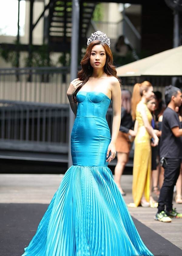 Đỗ Mỹ Linh cũng từng gây thất vọng vì chiếc váy chưa đẹp mắt khiến thân hình đẫy đà hơn thực tế.
