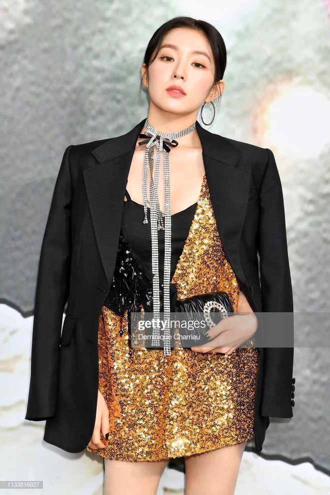 Người đẹp Hàn Quốc lựa chọn layer váy sequin vàng với áo croptop đen và khoác blazer.