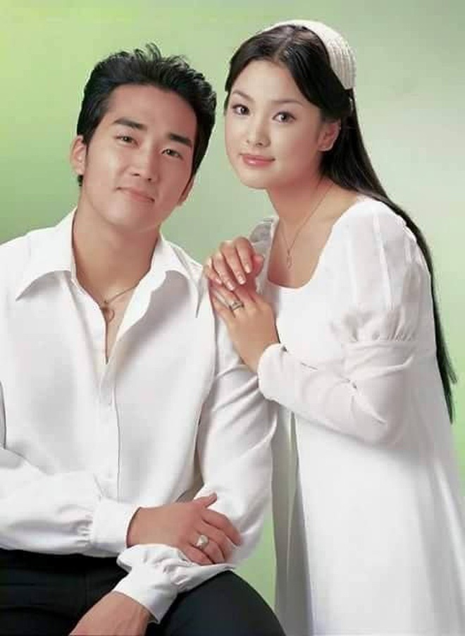 Đây liệu có phải là 'khuôn trăng đầy đặn' trong truyền thuyết? Không thể phủ nhận, dù hơi mũm mĩm nhưng Song Hye Kyo khi đó vô cùng dễ thương, đáng yêu.