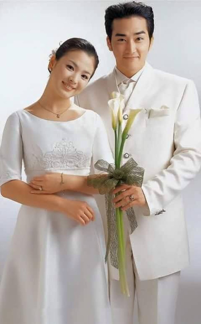 Dù ít hơn nam diễn viên Song Seung-heon 5 tuổi nhưng cách trang điểm, làm tóc và chiếc váy trắng trơn tuột không chỉ tố cáo cân nặng mà còn khiến Song Hye Kyo trở thành đàn chị của tài tử 'Trái tim mùa thu'.