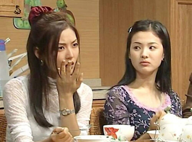 Xuất hiện cùng 'Ác nữ Penhouse' - Song Hye Kyo bị lấn át bởi gương mặt thanh thoát, sắc lẹm của đàn chị.
