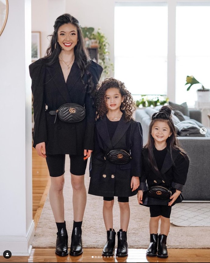 Áo blazer được Michelle mix rất năng động với quần lửng và boot đen. Cô cũng nhấn nhá bằng túi đeo lưng đến từ thương hiệu Gucci và nhân bản phong cách này cho 2 con gái.