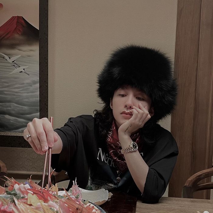 Khác với hình ảnh nữ tính gần đây nhất, Sơn Tùng M-TP phối đồ cá tính với mũ lông đen và khăn quàng cổ hoạ tiết để ra ngoài ăn tối.