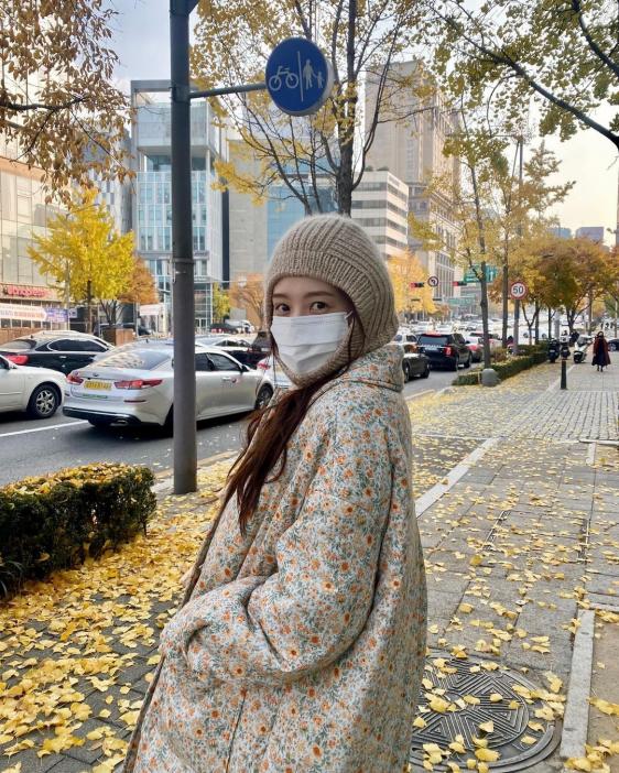 Nữ diễn viên Kim Jae-kyung lại chọn diện chiếc mũ len màu trung tính trùm kín đầu, mặc áo khoác over size để chống chọi với gió lạnh.