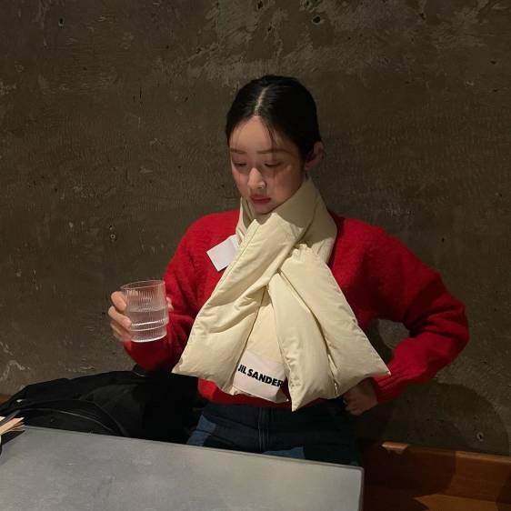 Nữ diễn viên Cha Jung Won mặc áo len đỏ nổi bật nhưng tất cả spotlight lại dồn vào chiếc khăn bằng phao bắt chéo ấn tượng. Khăn bằng phao ít khi được sử dụng vì kén đồ nhưng nếu biết cách kết hợp sẽ có được outfit cuốn hút.