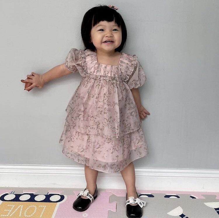 Sau thời gian ở nhà giãn cách, Suchin được bố mẹ đưa ra ngoài chơi và cô bé đã mặc một chiếc đầm voan xoè màu hồng đi một đôi giày Dior đen trắng vô cùng đáng yêu.