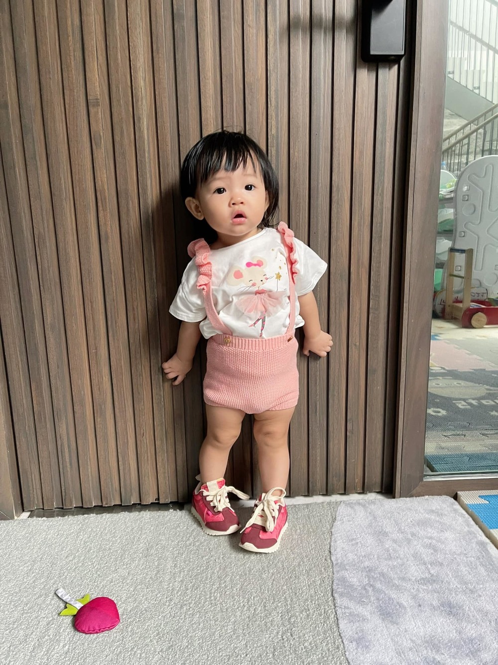 Bên cạnh váy xoè dễ thương, Cường Đô La và Đàm Thu Trang cũng tích cực sắm cho con gái những bộ trang phục thoải mái năng động hơn như quần yếm len và áo phông trắng. Bên cạnh đó, đôi sneaker màu hồng cũng là item rất bắt mắt.