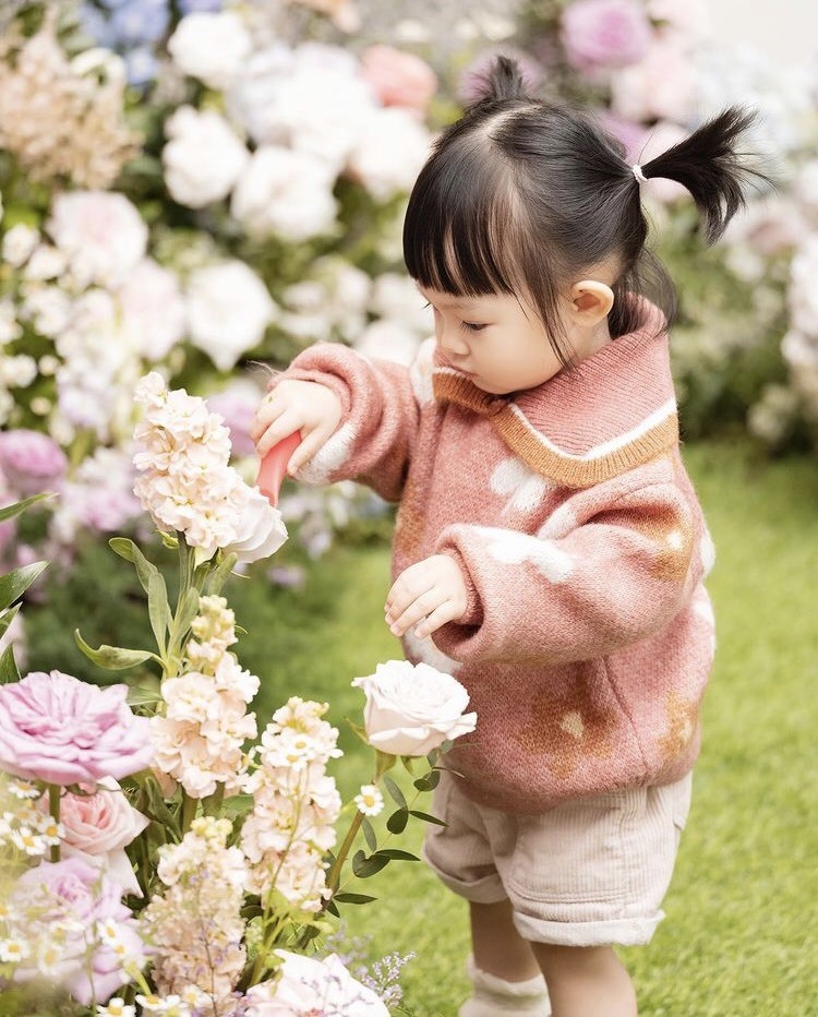 Vẻ ngọt ngào đáng yêu như công chúa nhỏ của Suchin trong áo len màu hồng cam kết hợp hoạ tiết hoa cùng quần ngắn 'đốn tim' nhiều cư dân mạng.