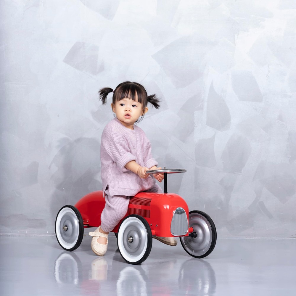 Bộ trang phục len màu hồng tím đơn giản được Suchin mặc khi chụp hình với oto đồ chơi.