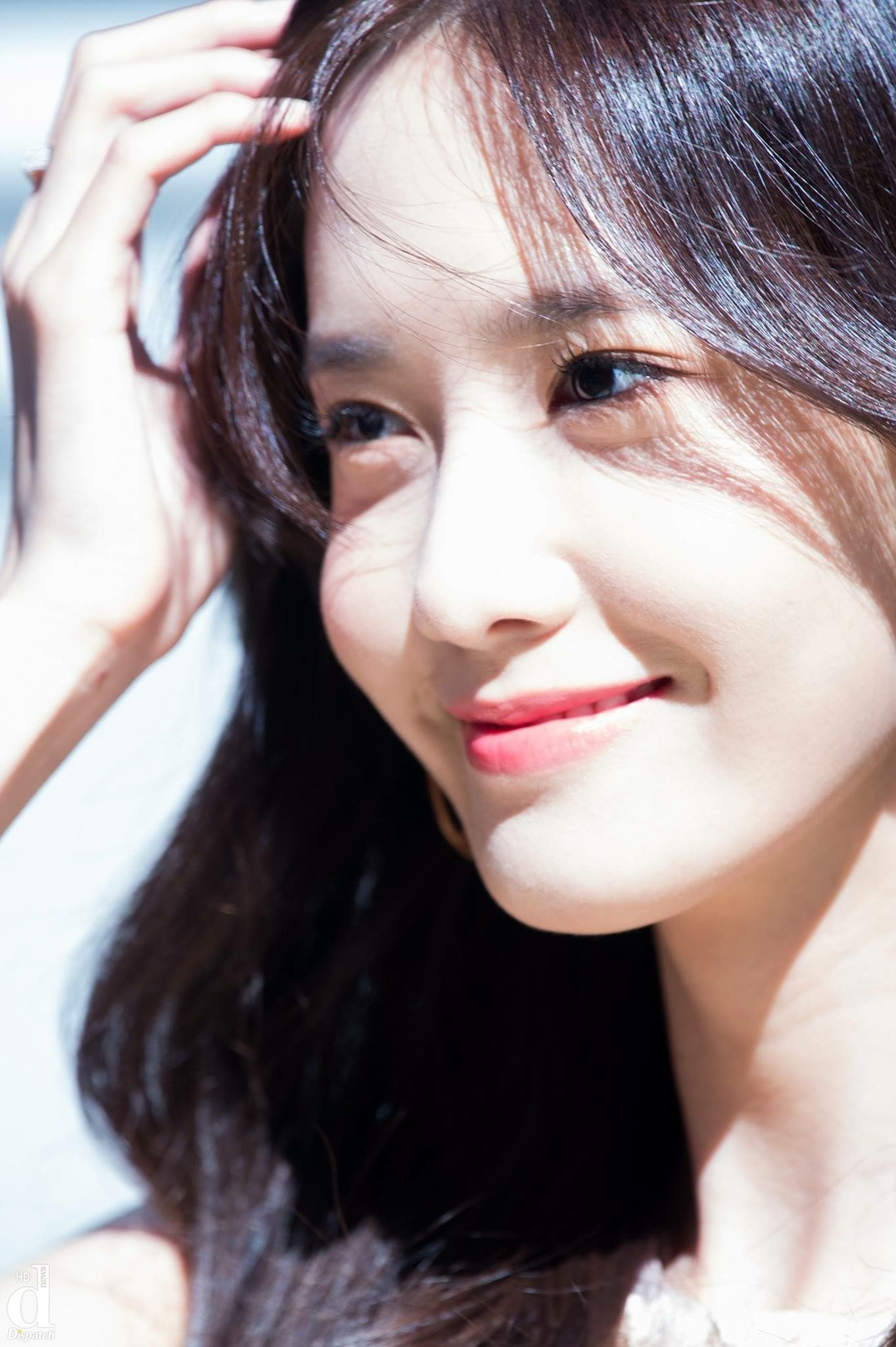 Nhắc đến sao Hàn có bọng mắt thì phải kể đến Yoona (SNSD), cô nàng có gương mặt nhỏ nhắn, làn da trắng sứ thanh khiết và đôi mắt cười đặc trưng đúng tiêu chuẩn nét đẹp Hàn Quốc.