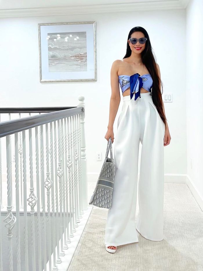 Với chiếc áo làm từ khăn gợi cảm, Phạm Hương lựa chọn mix cùng quần suông trắng và xách túi Dior to bản.