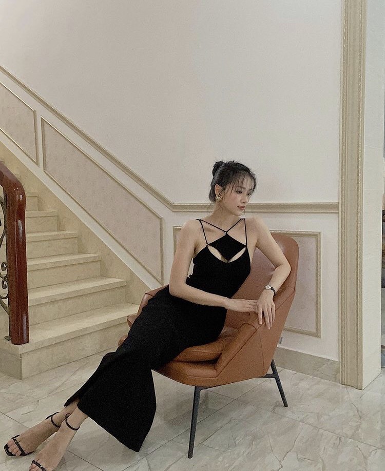 Hoa hậu Trái đất 2018 Phương Khánh dù không mặc đồ hở nhưng vẫn vắt chân để làm nổi bật đường cong chữ S trong chiếc đầm dài chấm gót.