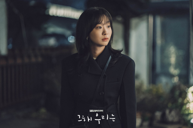 Khi cần một diện mạo trang trọng hơn, Kim Da Mi sẽ mặc trench coat màu đen và thắt dây lưng thật chỉn chu. Với chiếc áo này, cô nàng sẽ mix cùng áo len hoặc áo thun cổ tròn màu sáng.