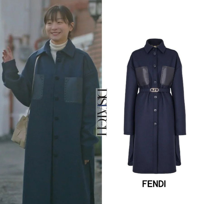 Với chiếc trench coat màu xanh coban đến từ nhà mốt Fendi, Kim Da Mi lại có cách phối khá lạ mắt khi bỏ đi chi tiết nhấn eo theo gợi ý của hãng. Cô mặc chiếc áo theo phong cách oversize và cũng giữ ấm bằng một chiếc áo len cổ cao.