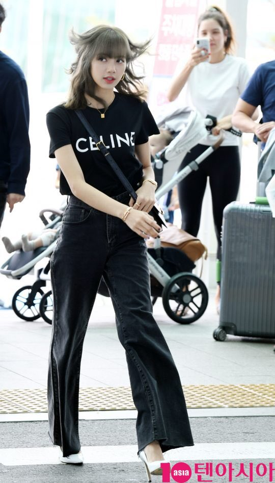 Lần hiếm hoi Lisa diện giày cao gót ra sân bay, cô nàng trẻ trung khi kết hợp với áo phông đen cùng quần jean suông thời thượng.
