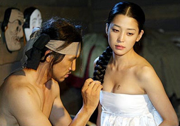 Chiếc áo quây cúp ngực màu trắng không che hết vòng 1 của Han Go Eun thậm chí còn o ép khiến đôi gò bồng đảo của cô chực trào ra ngoài.