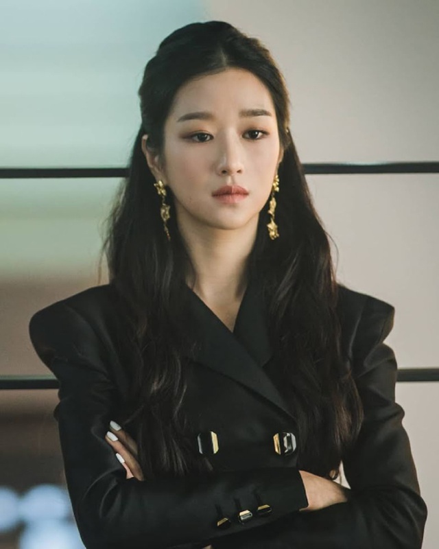 'Điên nữ' Seo Ye Jin không chỉ có gương mặt đẹp mà còn sở hữu gu thời trang vừa quyền lực, vừa sang chảnh.