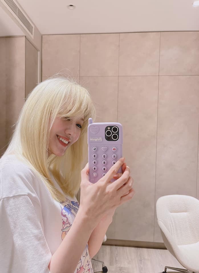 Với mái tóc màu sáng, Hari Won rất chăm chỉ selfie trên trang cá nhân. Người đẹp có thể biến tấu với váy lụa màu hồng nude nữ tính, gợi cảm kết hợp tóc bạch kim buộc thấp hoặc thả xõa trẻ trung khi mặc áo thun trắng.