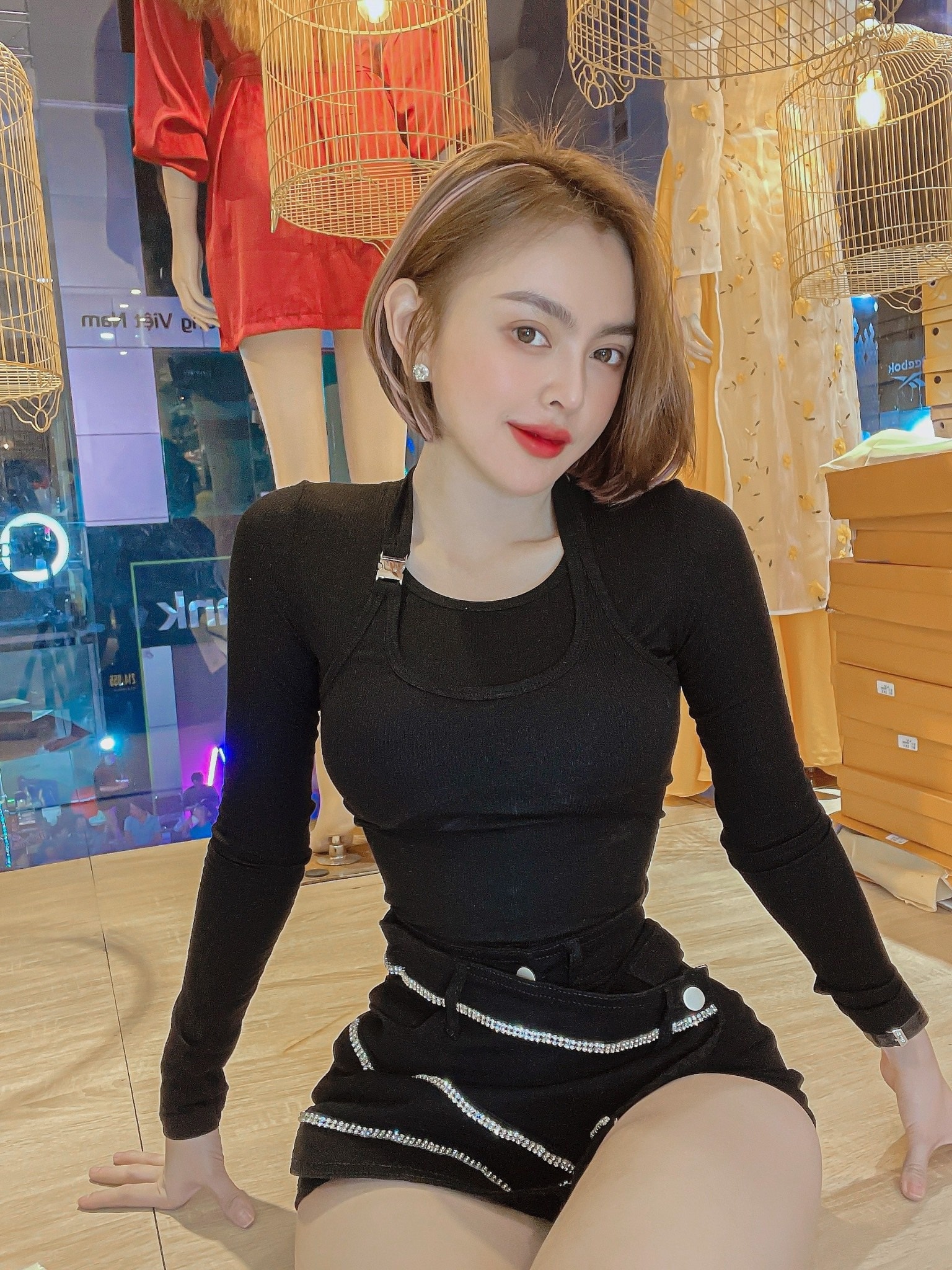 Bên cạnh những chiếc váy nuột nà, các trang phục cá tính cũng được Trang Nemo yêu thích, cô nàng thượng lựa chọn trang phục ôm sát có thiết kế cá tính, cool ngầu.