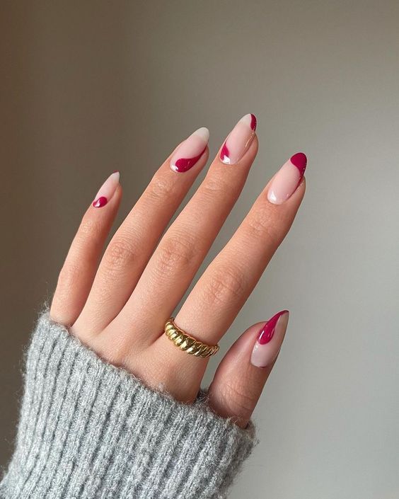 Một chiếc nail đơn giản nhưng vô cùng ấn tượng nhờ cách vẽ mô tả hình âm dương bằng màu đỏ chạy ngẫu nhiên trên các ngón tay.